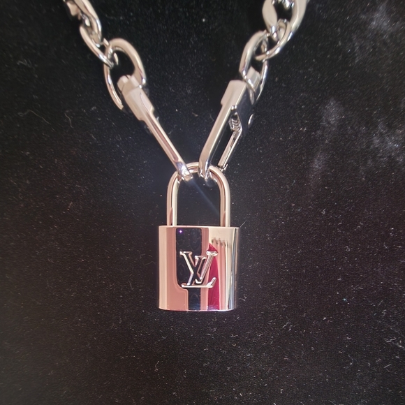 Authentic Silver Louis Vuitton lock and key - Picture 2 of 3